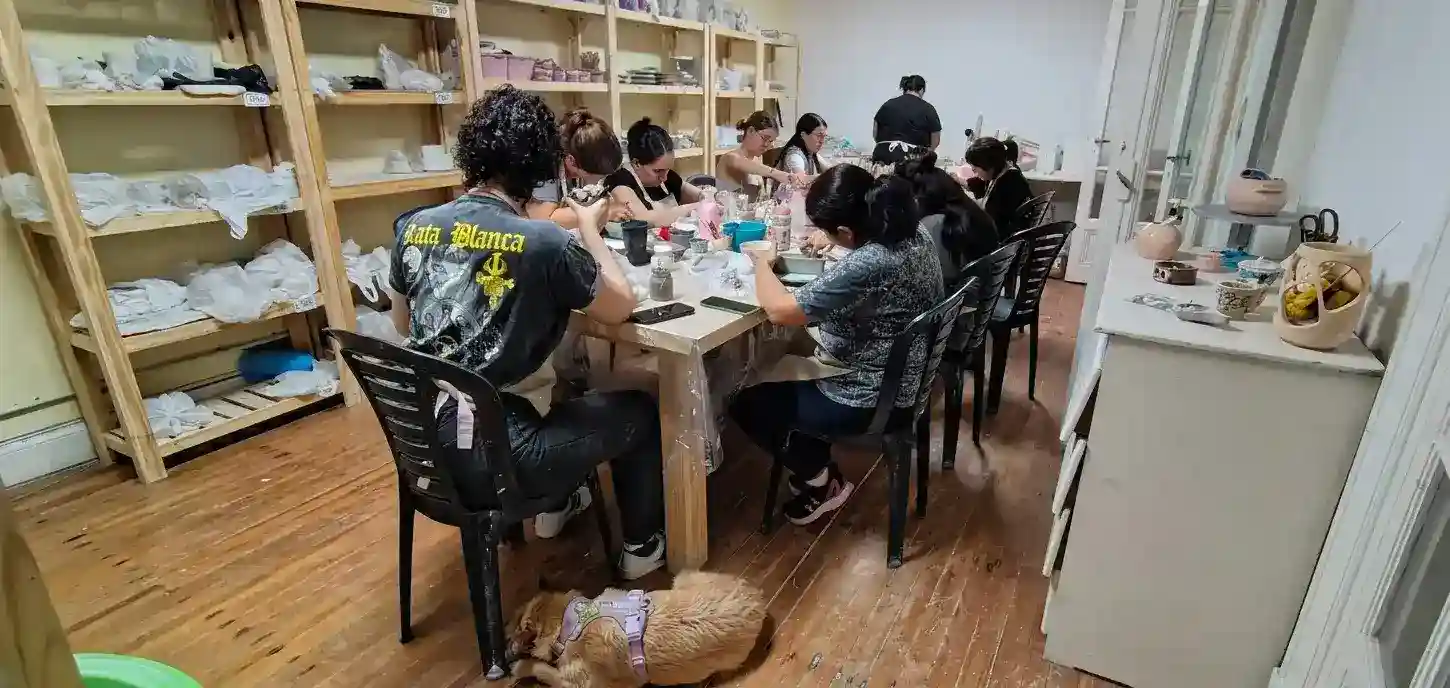 Interior del taller de cerámica en Caballito, límite con Almagro