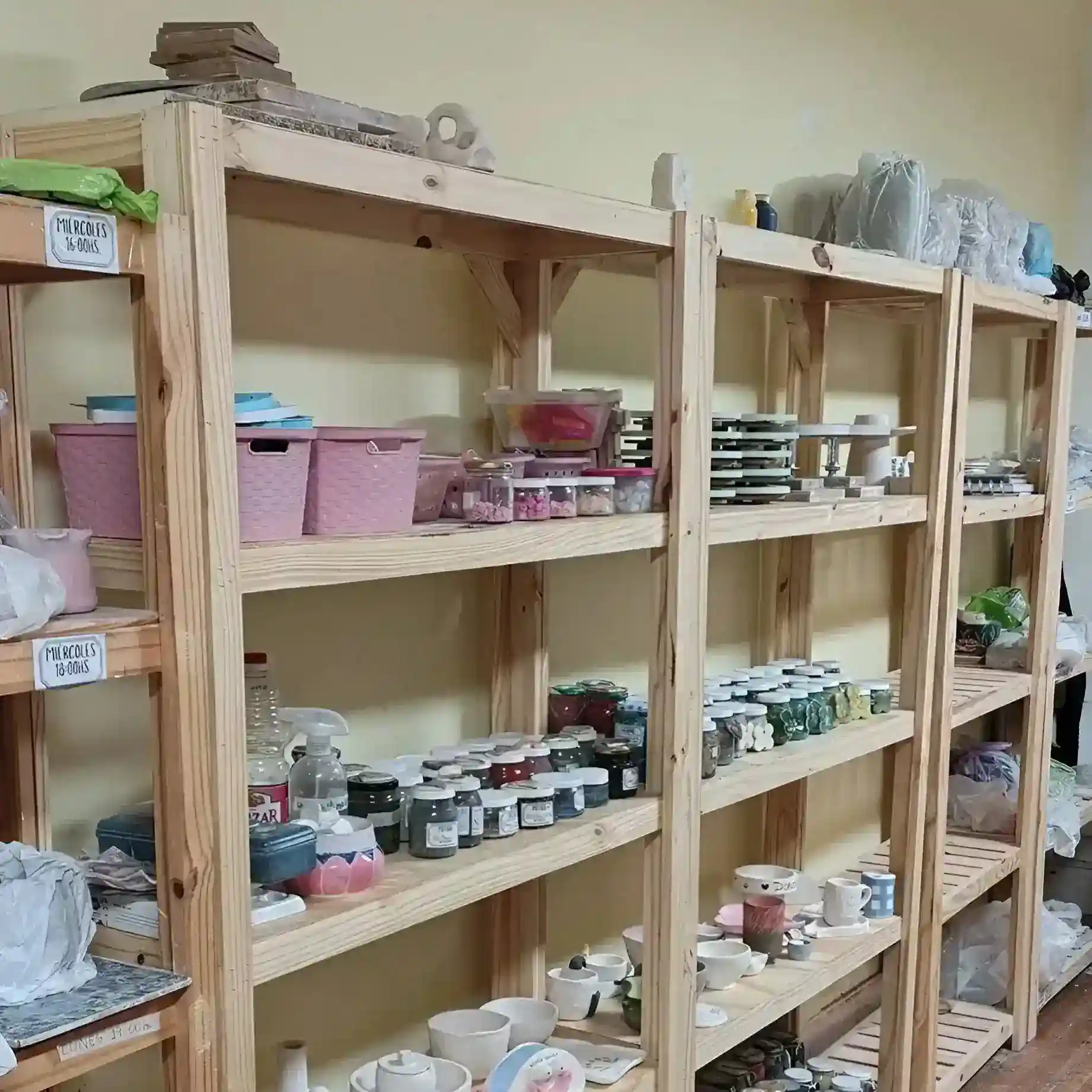 Piezas de cerámica esmaltada hechas en el taller de Caballito